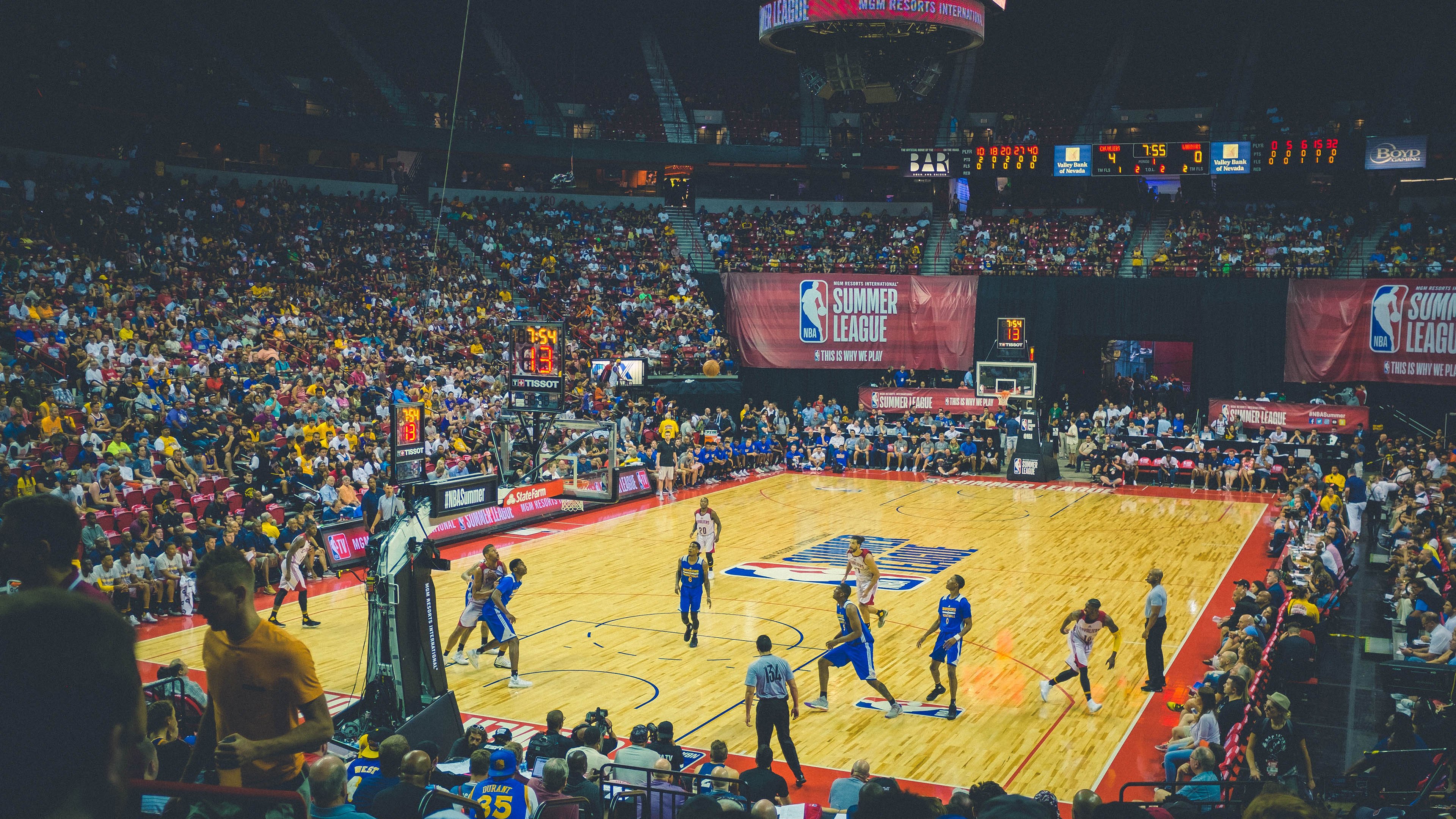 “简阳文体中心篮球赛:明星球员点燃观众激情”